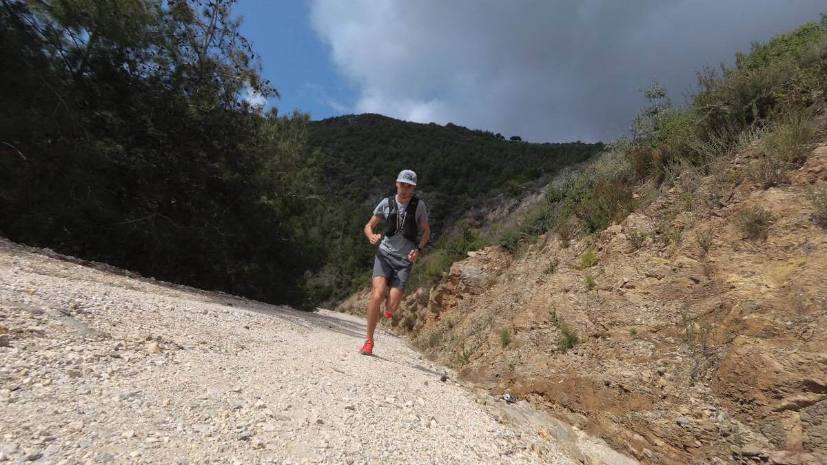 На финиш престижного забега в турецкой Аланье марафонец из Владимира Артем Куфтырев пришел первым. Но не один, а вместе со своими детьми. Нога в ногу пересекли финишную черту, втроем поднялись на пьедестал. И этот случай не единичный. Семья сопровождает Артема на всех соревнованиях и даже сборах. Вместе путешествуют по миру.