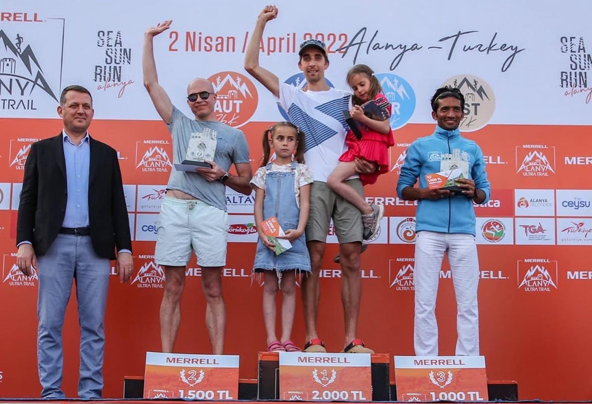 На финиш престижного забега в турецкой Аланье марафонец из Владимира Артем Куфтырев пришел первым. Но не один, а вместе со своими детьми. Нога в ногу пересекли финишную черту, втроем поднялись на пьедестал. И этот случай не единичный. Семья сопровождает Артема на всех соревнованиях и даже сборах. Вместе путешествуют по миру.