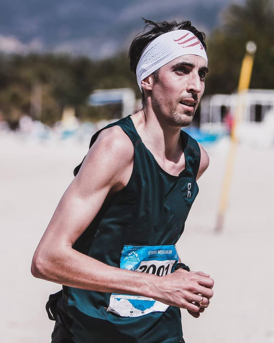 На финиш престижного забега в турецкой Аланье марафонец из Владимира Артем Куфтырев пришел первым. Но не один, а вместе со своими детьми. Нога в ногу пересекли финишную черту, втроем поднялись на пьедестал. И этот случай не единичный. Семья сопровождает Артема на всех соревнованиях и даже сборах. Вместе путешествуют по миру.