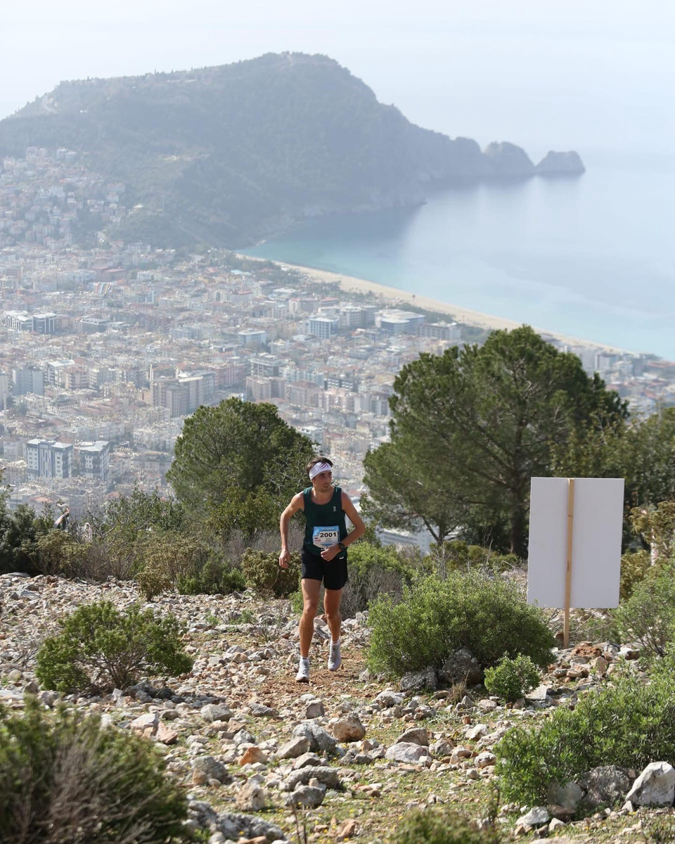 На финиш престижного забега в турецкой Аланье марафонец из Владимира Артем Куфтырев пришел первым. Но не один, а вместе со своими детьми. Нога в ногу пересекли финишную черту, втроем поднялись на пьедестал. И этот случай не единичный. Семья сопровождает Артема на всех соревнованиях и даже сборах. Вместе путешествуют по миру.