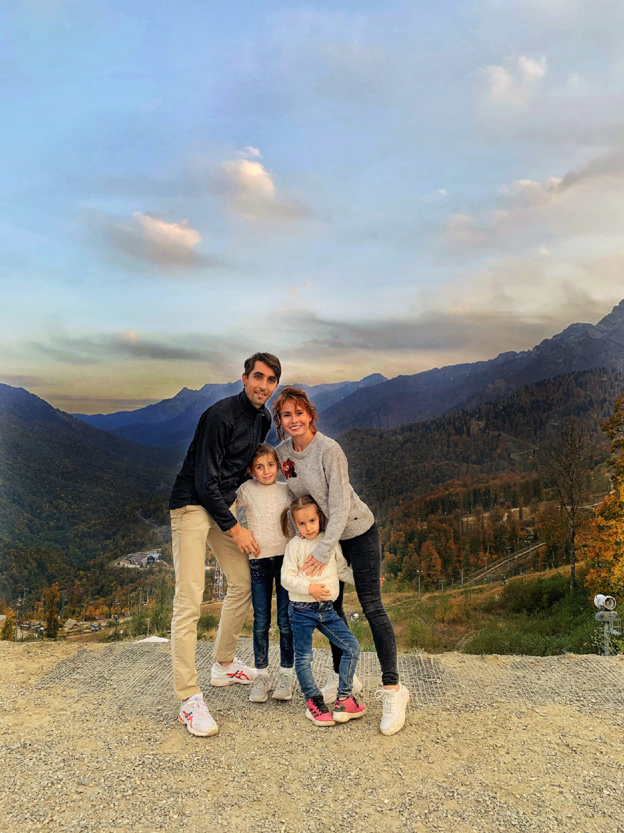 На финиш престижного забега в турецкой Аланье марафонец из Владимира Артем Куфтырев пришел первым. Но не один, а вместе со своими детьми. Нога в ногу пересекли финишную черту, втроем поднялись на пьедестал. И этот случай не единичный. Семья сопровождает Артема на всех соревнованиях и даже сборах. Вместе путешествуют по миру.