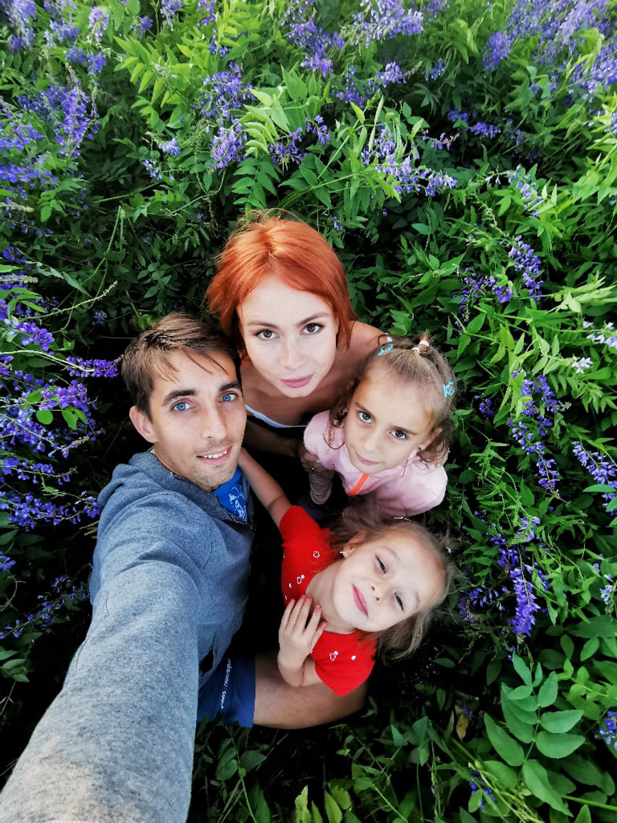 На финиш престижного забега в турецкой Аланье марафонец из Владимира Артем Куфтырев пришел первым. Но не один, а вместе со своими детьми. Нога в ногу пересекли финишную черту, втроем поднялись на пьедестал. И этот случай не единичный. Семья сопровождает Артема на всех соревнованиях и даже сборах. Вместе путешествуют по миру.