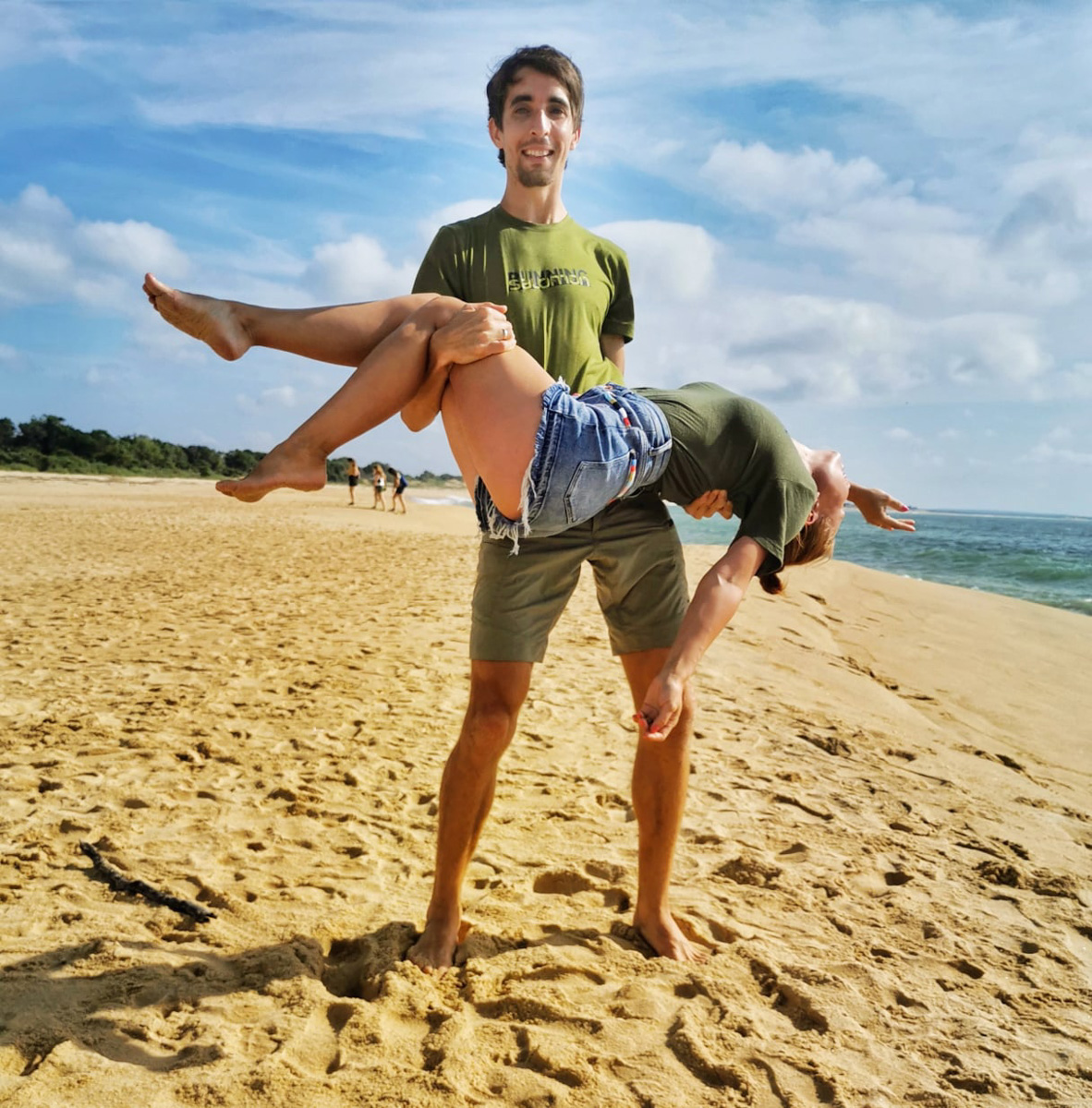 На финиш престижного забега в турецкой Аланье марафонец из Владимира Артем Куфтырев пришел первым. Но не один, а вместе со своими детьми. Нога в ногу пересекли финишную черту, втроем поднялись на пьедестал. И этот случай не единичный. Семья сопровождает Артема на всех соревнованиях и даже сборах. Вместе путешествуют по миру.