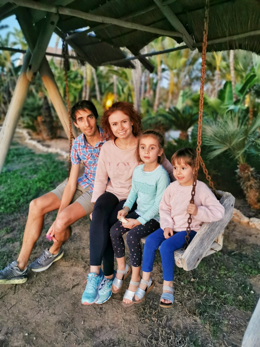 На финиш престижного забега в турецкой Аланье марафонец из Владимира Артем Куфтырев пришел первым. Но не один, а вместе со своими детьми. Нога в ногу пересекли финишную черту, втроем поднялись на пьедестал. И этот случай не единичный. Семья сопровождает Артема на всех соревнованиях и даже сборах. Вместе путешествуют по миру.