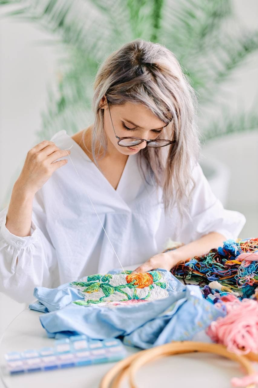 Владимирская рукодельница «рисует» картины с помощью мулине, создавая из ниток портреты известных людей, собственные фото и много другое. Про современную вышивку не для бабушек «Ключ-Медиа» пообщался с Кристиной Кошель.