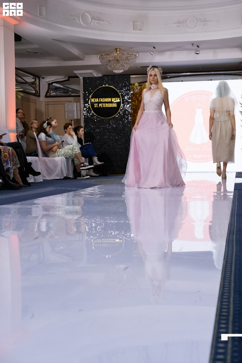 Ковровские модели приняли участие в Neva Fashion Week в Санкт-Петербурге. Главным требованием к выходу на подиум было умение ходить на каблуках. И, как считает руководитель агентства, это не случайно. В моду снова возвращается женственность.