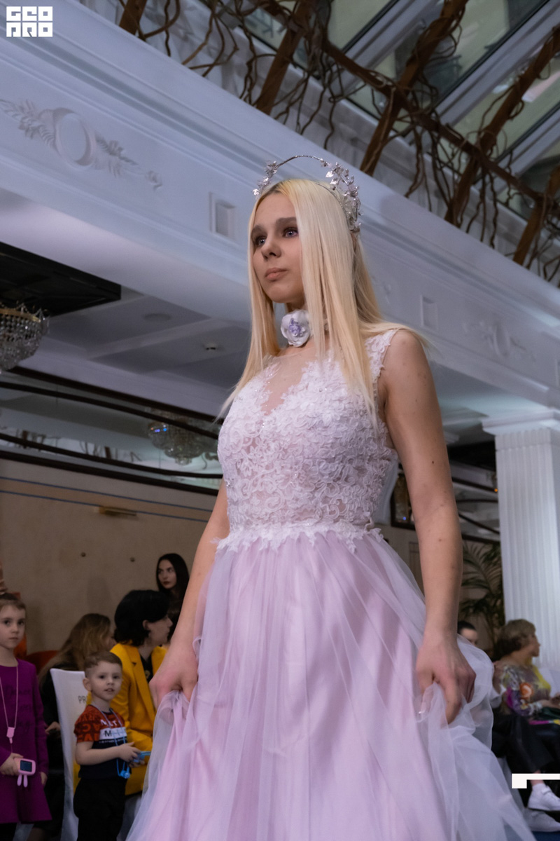 Ковровские модели приняли участие в Neva Fashion Week в Санкт-Петербурге. Главным требованием к выходу на подиум было умение ходить на каблуках. И, как считает руководитель агентства, это не случайно. В моду снова возвращается женственность.