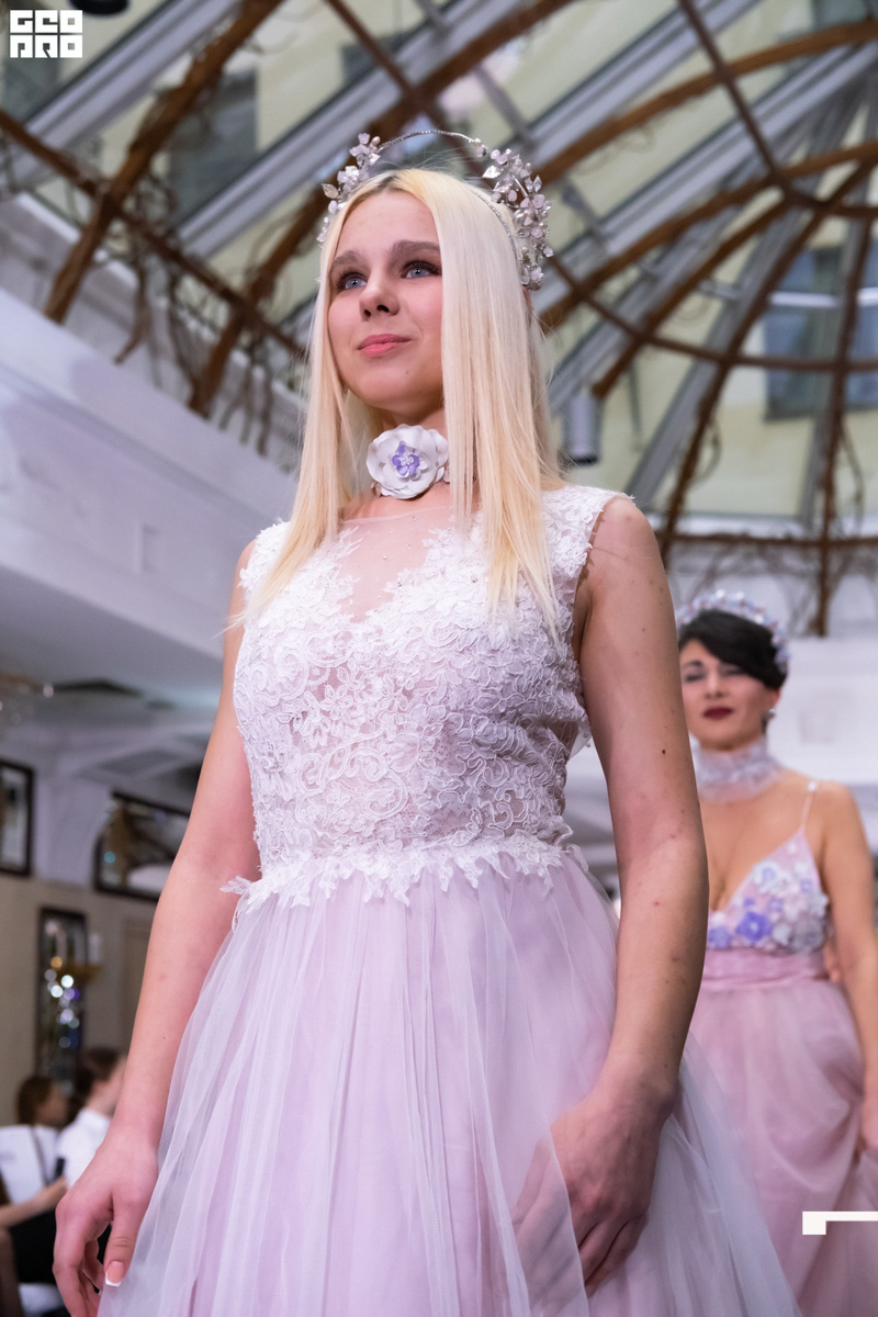 Ковровские модели приняли участие в Neva Fashion Week в Санкт-Петербурге. Главным требованием к выходу на подиум было умение ходить на каблуках. И, как считает руководитель агентства, это не случайно. В моду снова возвращается женственность.