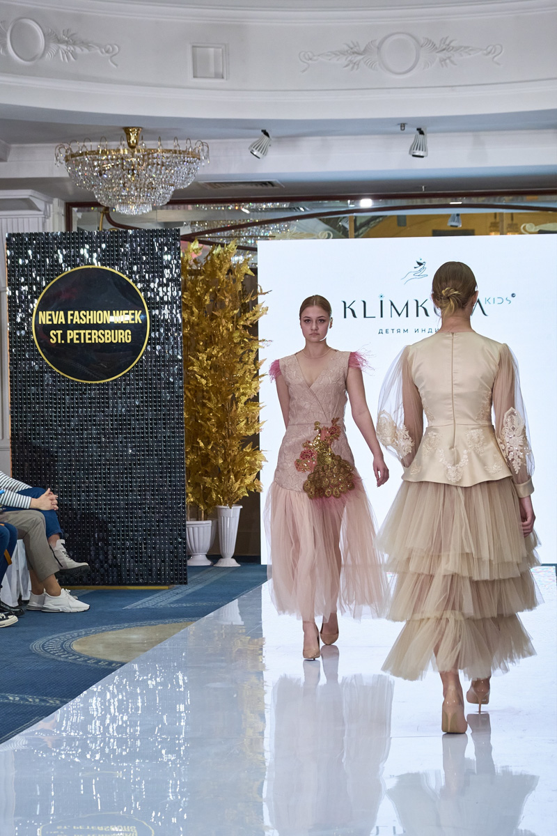 Ковровские модели приняли участие в Neva Fashion Week в Санкт-Петербурге. Главным требованием к выходу на подиум было умение ходить на каблуках. И, как считает руководитель агентства, это не случайно. В моду снова возвращается женственность.