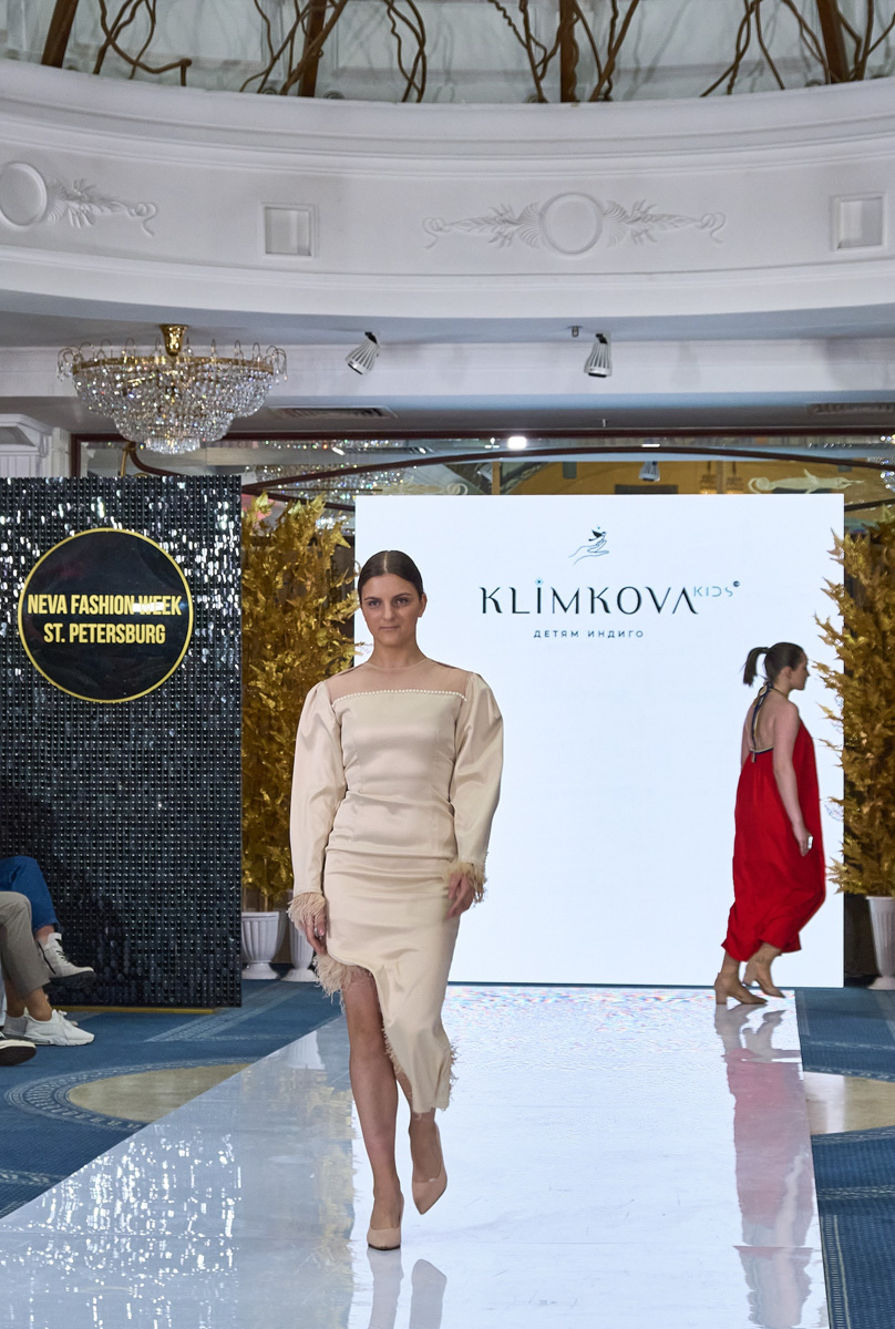 Ковровские модели приняли участие в Neva Fashion Week в Санкт-Петербурге. Главным требованием к выходу на подиум было умение ходить на каблуках. И, как считает руководитель агентства, это не случайно. В моду снова возвращается женственность.