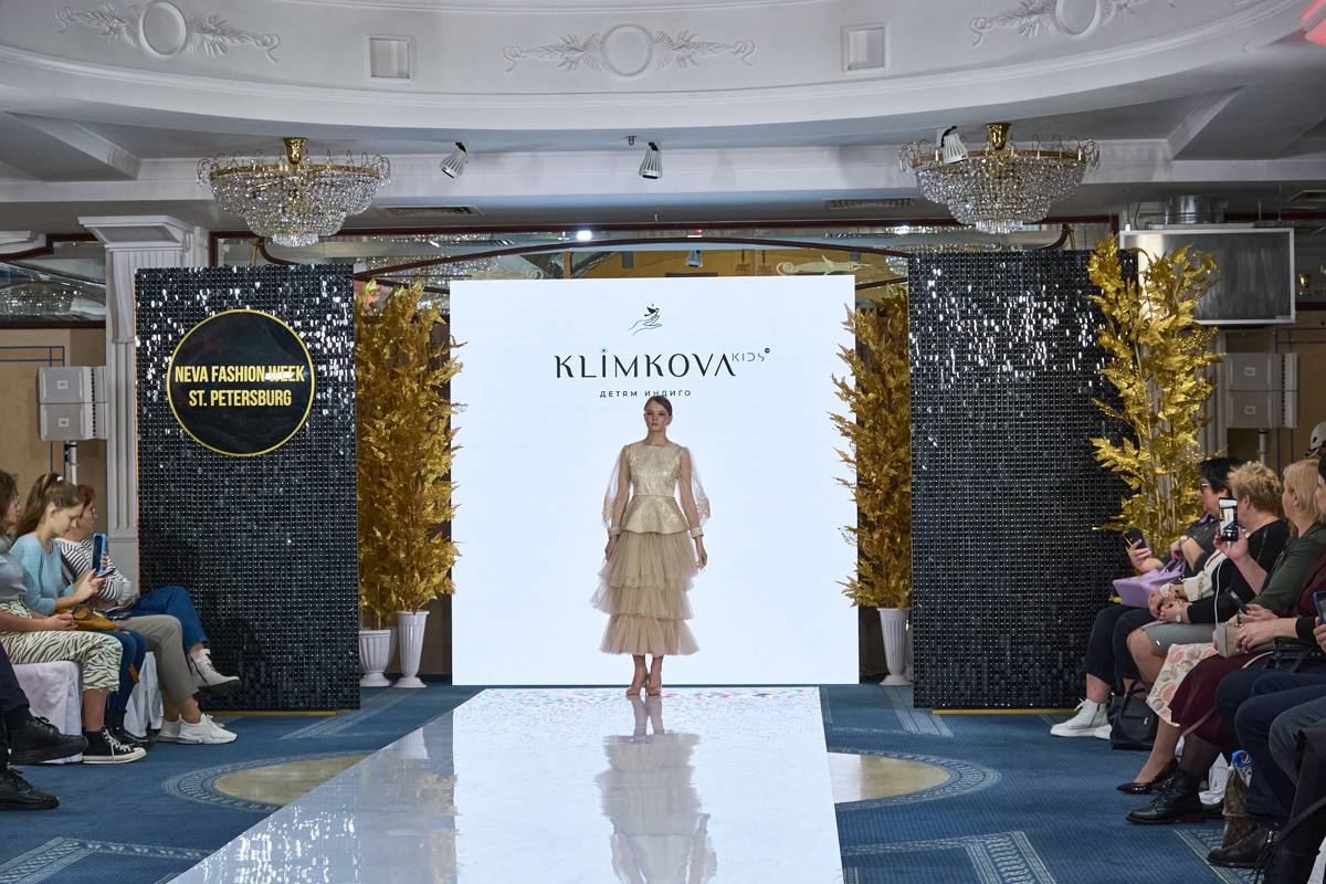 Ковровские модели приняли участие в Neva Fashion Week в Санкт-Петербурге. Главным требованием к выходу на подиум было умение ходить на каблуках. И, как считает руководитель агентства, это не случайно. В моду снова возвращается женственность.