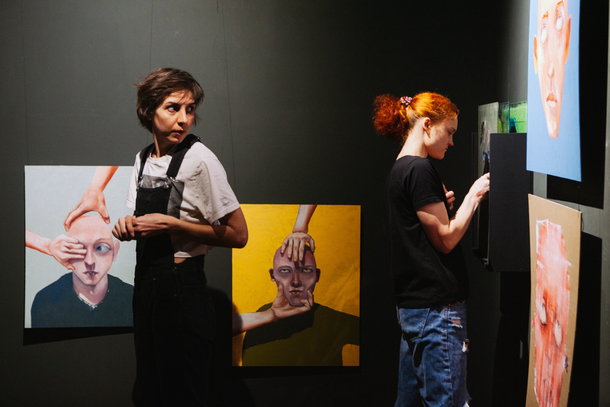 В выставочном зале ЦСК царит мягкий полумрак. Периодически сенсорные лампы, освещающие пространство, гаснут, и Валя Ивакина, художница-самоучка и хозяйка новой выставки, стартовавшей в начале апреля, топает ногой, чтобы свет вновь зажегся и осветил её картины, столь же красочные и яркие, сколь и вызывающие мурашки.