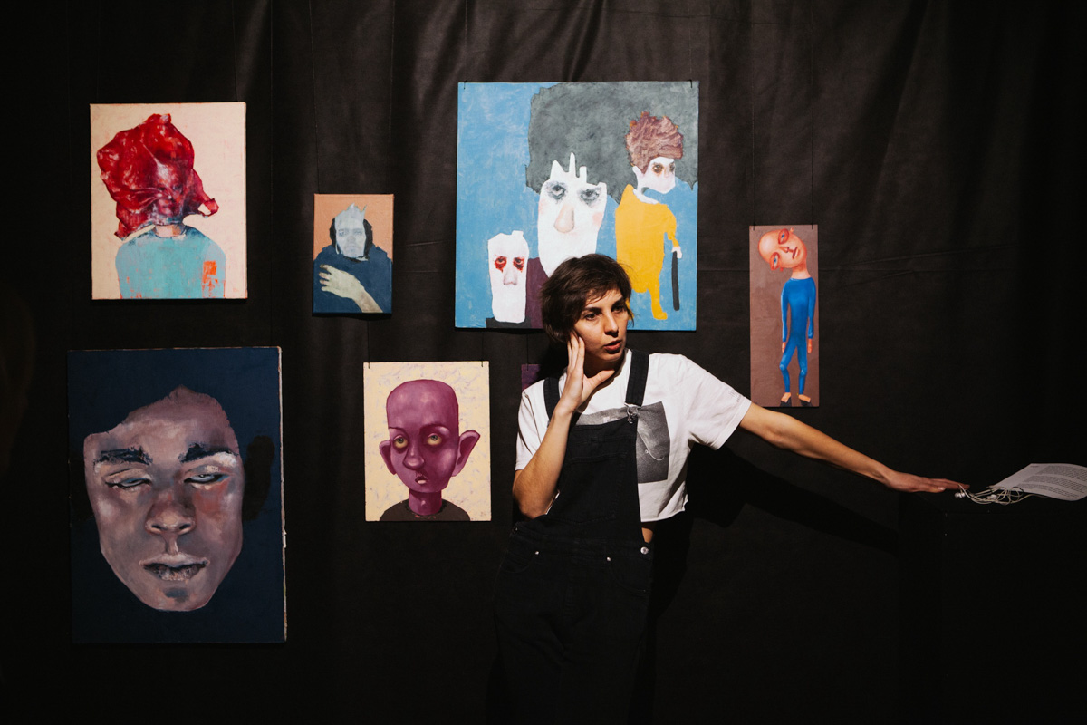 В выставочном зале ЦСК царит мягкий полумрак. Периодически сенсорные лампы, освещающие пространство, гаснут, и Валя Ивакина, художница-самоучка и хозяйка новой выставки, стартовавшей в начале апреля, топает ногой, чтобы свет вновь зажегся и осветил её картины, столь же красочные и яркие, сколь и вызывающие мурашки.