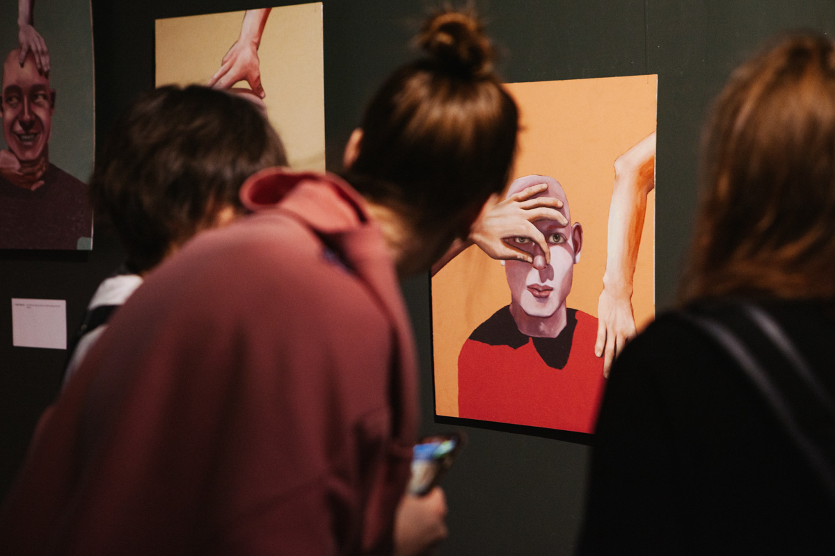 В выставочном зале ЦСК царит мягкий полумрак. Периодически сенсорные лампы, освещающие пространство, гаснут, и Валя Ивакина, художница-самоучка и хозяйка новой выставки, стартовавшей в начале апреля, топает ногой, чтобы свет вновь зажегся и осветил её картины, столь же красочные и яркие, сколь и вызывающие мурашки.