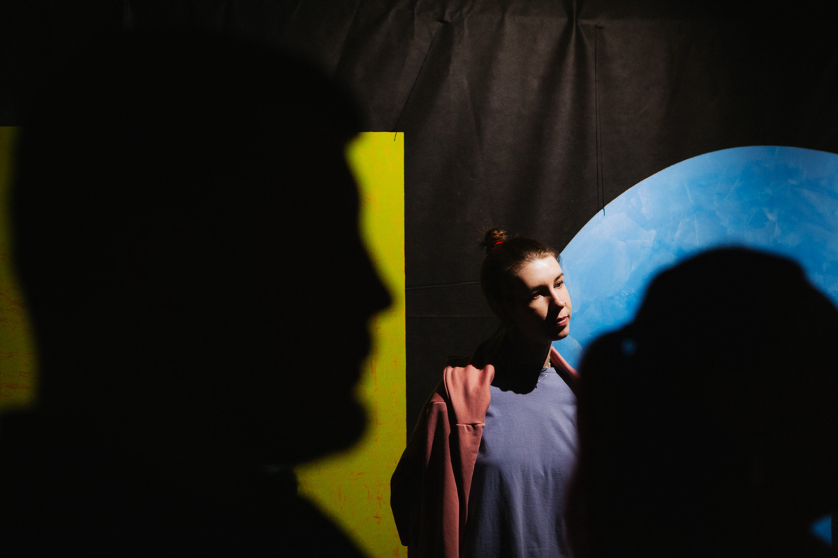 В выставочном зале ЦСК царит мягкий полумрак. Периодически сенсорные лампы, освещающие пространство, гаснут, и Валя Ивакина, художница-самоучка и хозяйка новой выставки, стартовавшей в начале апреля, топает ногой, чтобы свет вновь зажегся и осветил её картины, столь же красочные и яркие, сколь и вызывающие мурашки.