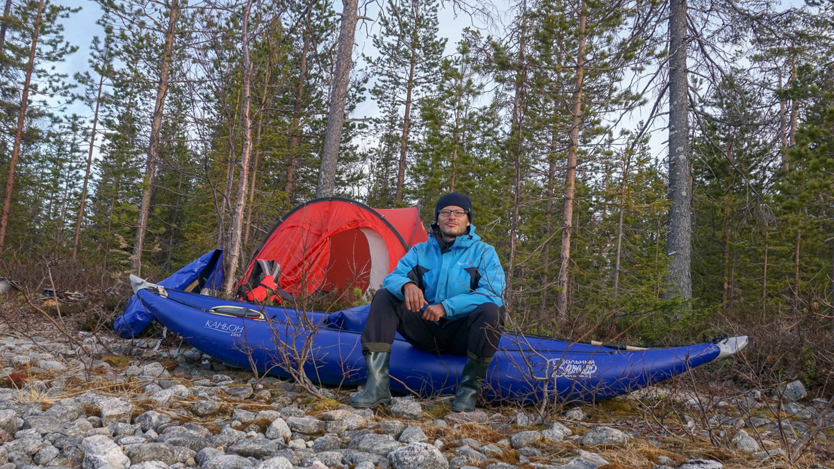 С собой только 100 кг снаряжения и еды. И это на 120 дней. Никакой сотовой связи и возможности позвать на помощь. Экстремальный поход на свой страх и риск. Тревел-блогер из Владимира Артем Грачев совершил одиночный сплав на каяке в Заполярье и снял все на видео. Первые серии уже доступны для просмотра.
