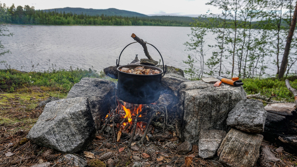 С собой только 100 кг снаряжения и еды. И это на 120 дней. Никакой сотовой связи и возможности позвать на помощь. Экстремальный поход на свой страх и риск. Тревел-блогер из Владимира Артем Грачев совершил одиночный сплав на каяке в Заполярье и снял все на видео. Первые серии уже доступны для просмотра.
