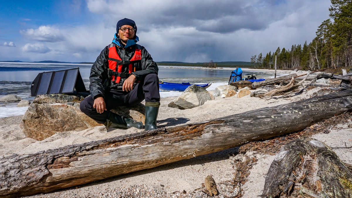 С собой только 100 кг снаряжения и еды. И это на 120 дней. Никакой сотовой связи и возможности позвать на помощь. Экстремальный поход на свой страх и риск. Тревел-блогер из Владимира Артем Грачев совершил одиночный сплав на каяке в Заполярье и снял все на видео. Первые серии уже доступны для просмотра.
