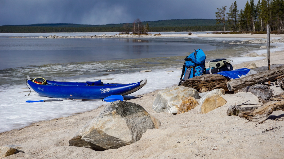 С собой только 100 кг снаряжения и еды. И это на 120 дней. Никакой сотовой связи и возможности позвать на помощь. Экстремальный поход на свой страх и риск. Тревел-блогер из Владимира Артем Грачев совершил одиночный сплав на каяке в Заполярье и снял все на видео. Первые серии уже доступны для просмотра.