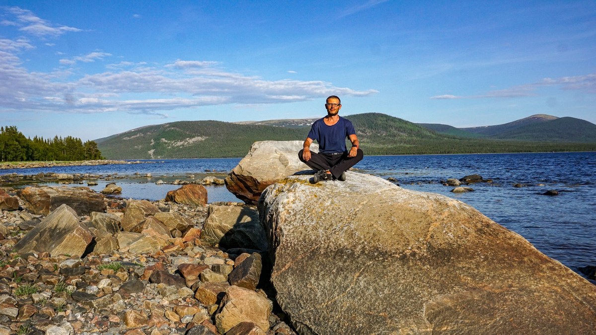 С собой только 100 кг снаряжения и еды. И это на 120 дней. Никакой сотовой связи и возможности позвать на помощь. Экстремальный поход на свой страх и риск. Тревел-блогер из Владимира Артем Грачев совершил одиночный сплав на каяке в Заполярье и снял все на видео. Первые серии уже доступны для просмотра.