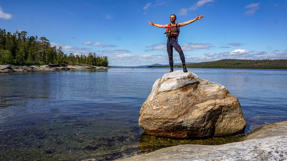 С собой только 100 кг снаряжения и еды. И это на 120 дней. Никакой сотовой связи и возможности позвать на помощь. Экстремальный поход на свой страх и риск. Тревел-блогер из Владимира Артем Грачев совершил одиночный сплав на каяке в Заполярье и снял все на видео. Первые серии уже доступны для просмотра.