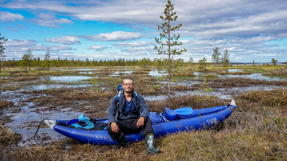 С собой только 100 кг снаряжения и еды. И это на 120 дней. Никакой сотовой связи и возможности позвать на помощь. Экстремальный поход на свой страх и риск. Тревел-блогер из Владимира Артем Грачев совершил одиночный сплав на каяке в Заполярье и снял все на видео. Первые серии уже доступны для просмотра.