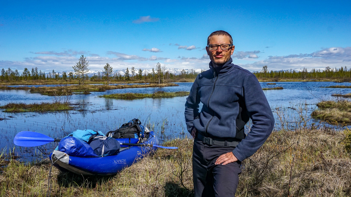 С собой только 100 кг снаряжения и еды. И это на 120 дней. Никакой сотовой связи и возможности позвать на помощь. Экстремальный поход на свой страх и риск. Тревел-блогер из Владимира Артем Грачев совершил одиночный сплав на каяке в Заполярье и снял все на видео. Первые серии уже доступны для просмотра.
