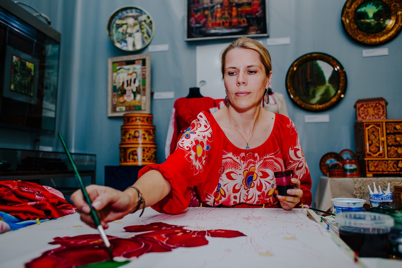 «Спасибо за отклики», – поблагодарил «Ключ-Медиа» и наших читателей историк моды Александр Васильев. Напомним, ведущий шоу «Модный приговор» предложил создать новую отечественную fashion-основу. После нашей первой подборки вы назвали еще несколько брендов и дизайнеров, которые обязательно должны войти в модный топ. Мы совершенно согласны! Ловите новую тройку безусловно талантливых и очень перспективных.