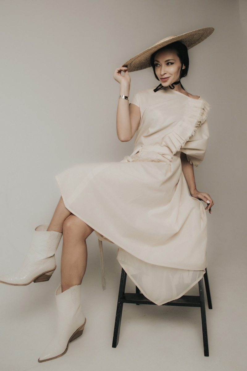 «Спасибо за отклики», – поблагодарил «Ключ-Медиа» и наших читателей историк моды Александр Васильев. Напомним, ведущий шоу «Модный приговор» предложил создать новую отечественную fashion-основу. После нашей первой подборки вы назвали еще несколько брендов и дизайнеров, которые обязательно должны войти в модный топ. Мы совершенно согласны! Ловите новую тройку безусловно талантливых и очень перспективных.