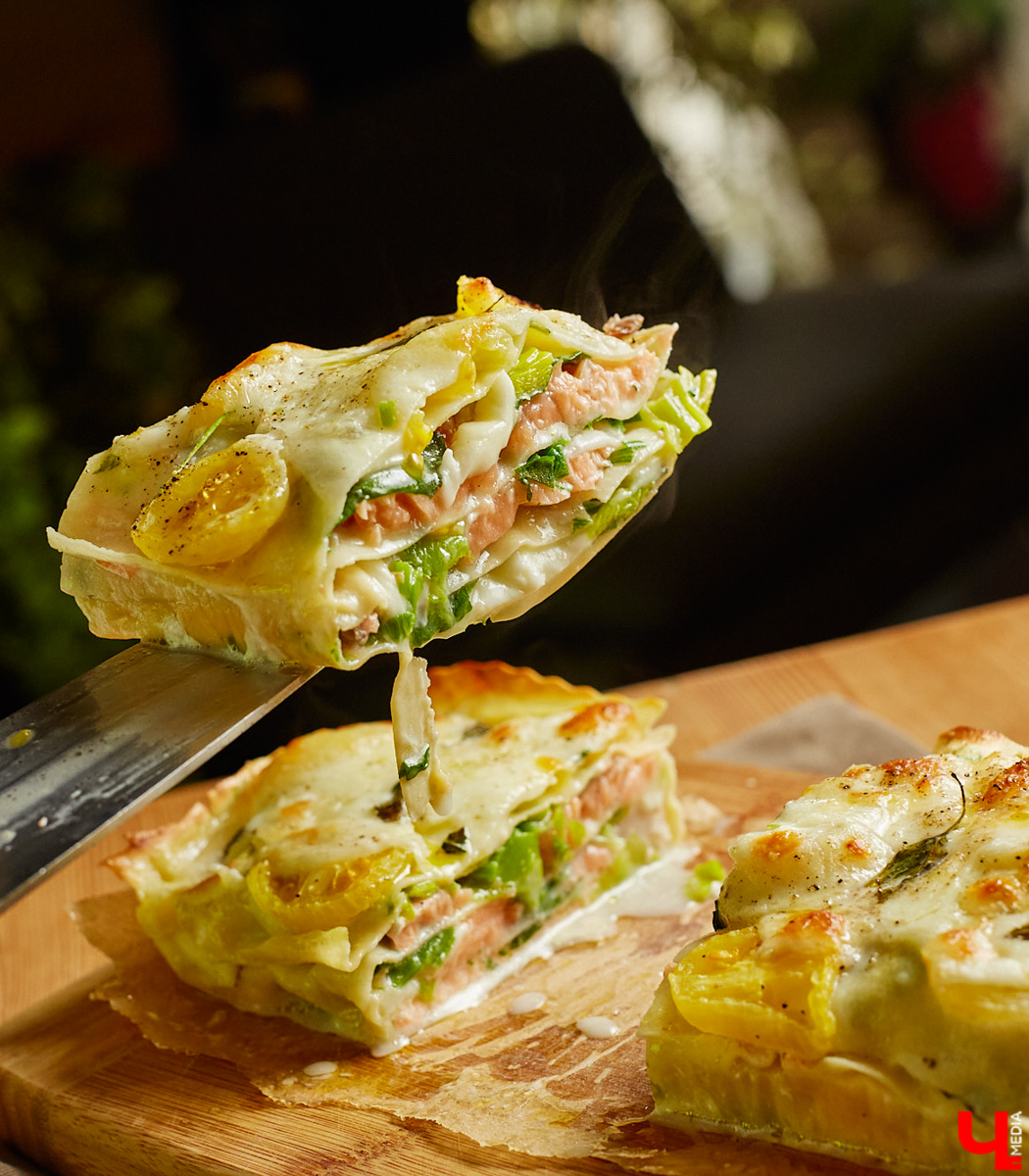 Создатель школы традиционного этикета Екатерина Богданова отвергла кулинарные традиции в поисках быстрого в приготовлении, полезного и красивого блюда. На помощь ей пришел обновленный рецепт лазаньи, которая получилась вкусной не только на вид!