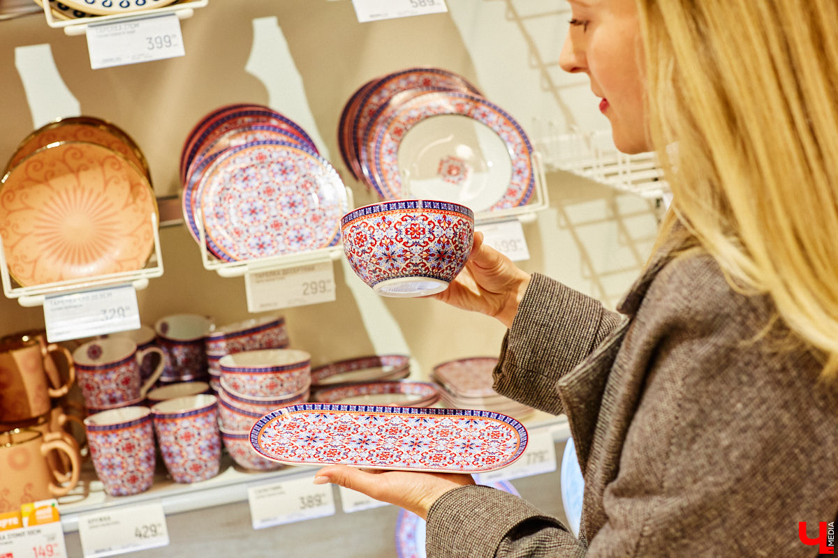 Создатель школы традиционного этикета Екатерина Богданова отвергла кулинарные традиции в поисках быстрого в приготовлении, полезного и красивого блюда. На помощь ей пришел обновленный рецепт лазаньи, которая получилась вкусной не только на вид!