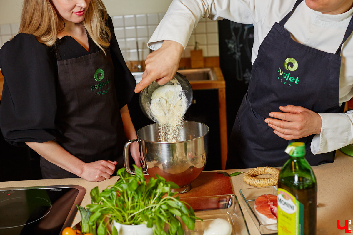 Создатель школы традиционного этикета Екатерина Богданова отвергла кулинарные традиции в поисках быстрого в приготовлении, полезного и красивого блюда. На помощь ей пришел обновленный рецепт лазаньи, которая получилась вкусной не только на вид!