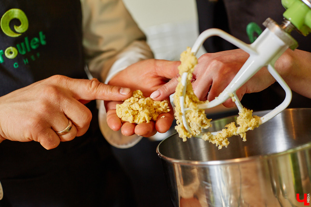 Создатель школы традиционного этикета Екатерина Богданова отвергла кулинарные традиции в поисках быстрого в приготовлении, полезного и красивого блюда. На помощь ей пришел обновленный рецепт лазаньи, которая получилась вкусной не только на вид!