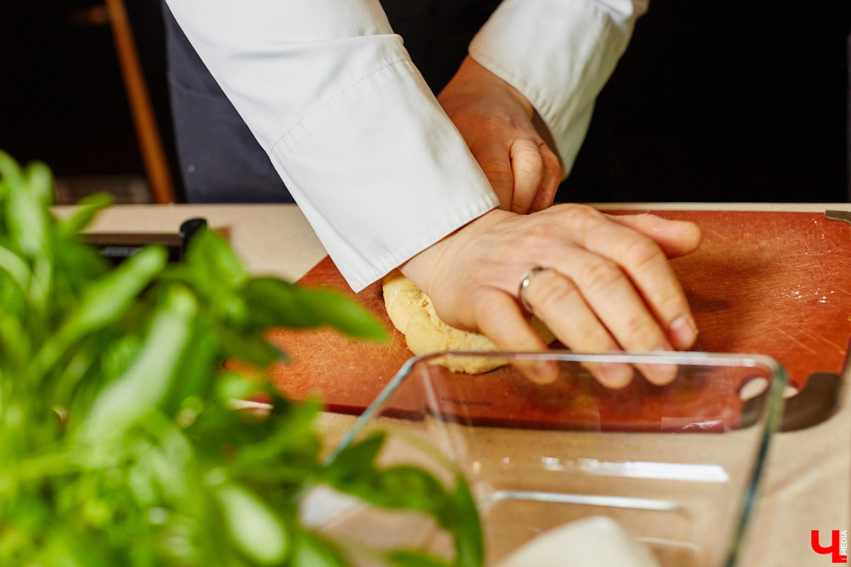 Создатель школы традиционного этикета Екатерина Богданова отвергла кулинарные традиции в поисках быстрого в приготовлении, полезного и красивого блюда. На помощь ей пришел обновленный рецепт лазаньи, которая получилась вкусной не только на вид!