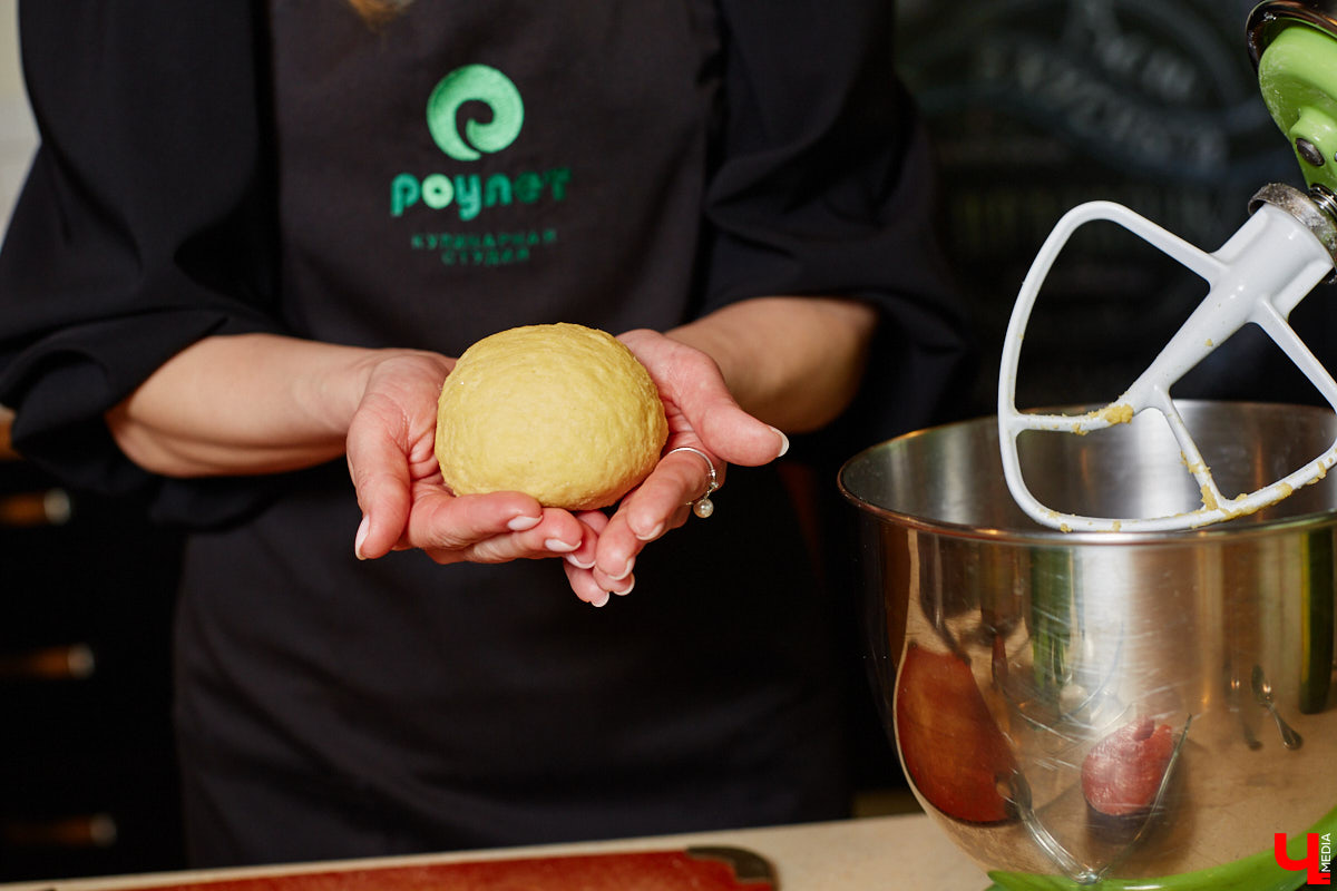 Создатель школы традиционного этикета Екатерина Богданова отвергла кулинарные традиции в поисках быстрого в приготовлении, полезного и красивого блюда. На помощь ей пришел обновленный рецепт лазаньи, которая получилась вкусной не только на вид!