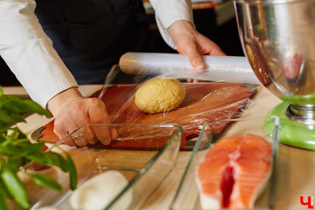 Создатель школы традиционного этикета Екатерина Богданова отвергла кулинарные традиции в поисках быстрого в приготовлении, полезного и красивого блюда. На помощь ей пришел обновленный рецепт лазаньи, которая получилась вкусной не только на вид!