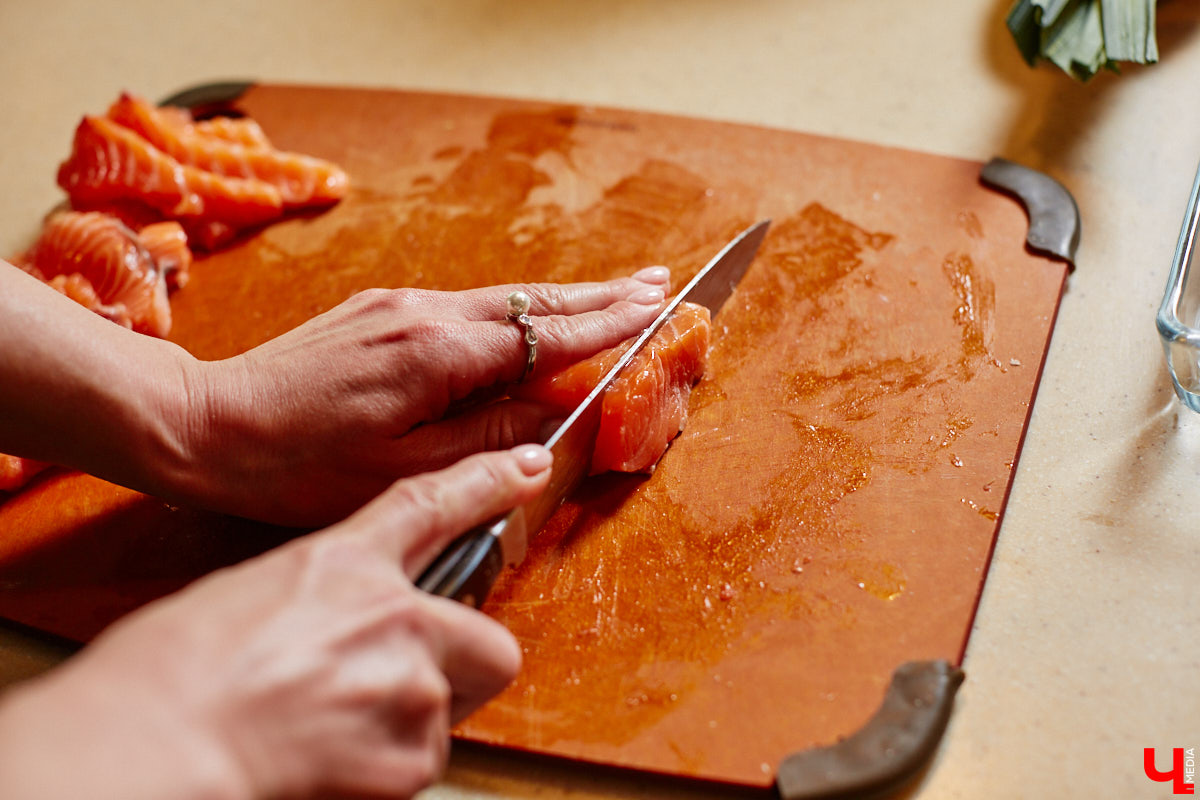 Создатель школы традиционного этикета Екатерина Богданова отвергла кулинарные традиции в поисках быстрого в приготовлении, полезного и красивого блюда. На помощь ей пришел обновленный рецепт лазаньи, которая получилась вкусной не только на вид!