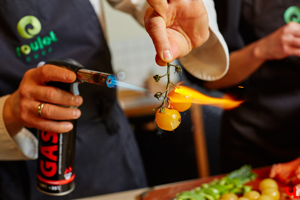 Создатель школы традиционного этикета Екатерина Богданова отвергла кулинарные традиции в поисках быстрого в приготовлении, полезного и красивого блюда. На помощь ей пришел обновленный рецепт лазаньи, которая получилась вкусной не только на вид!