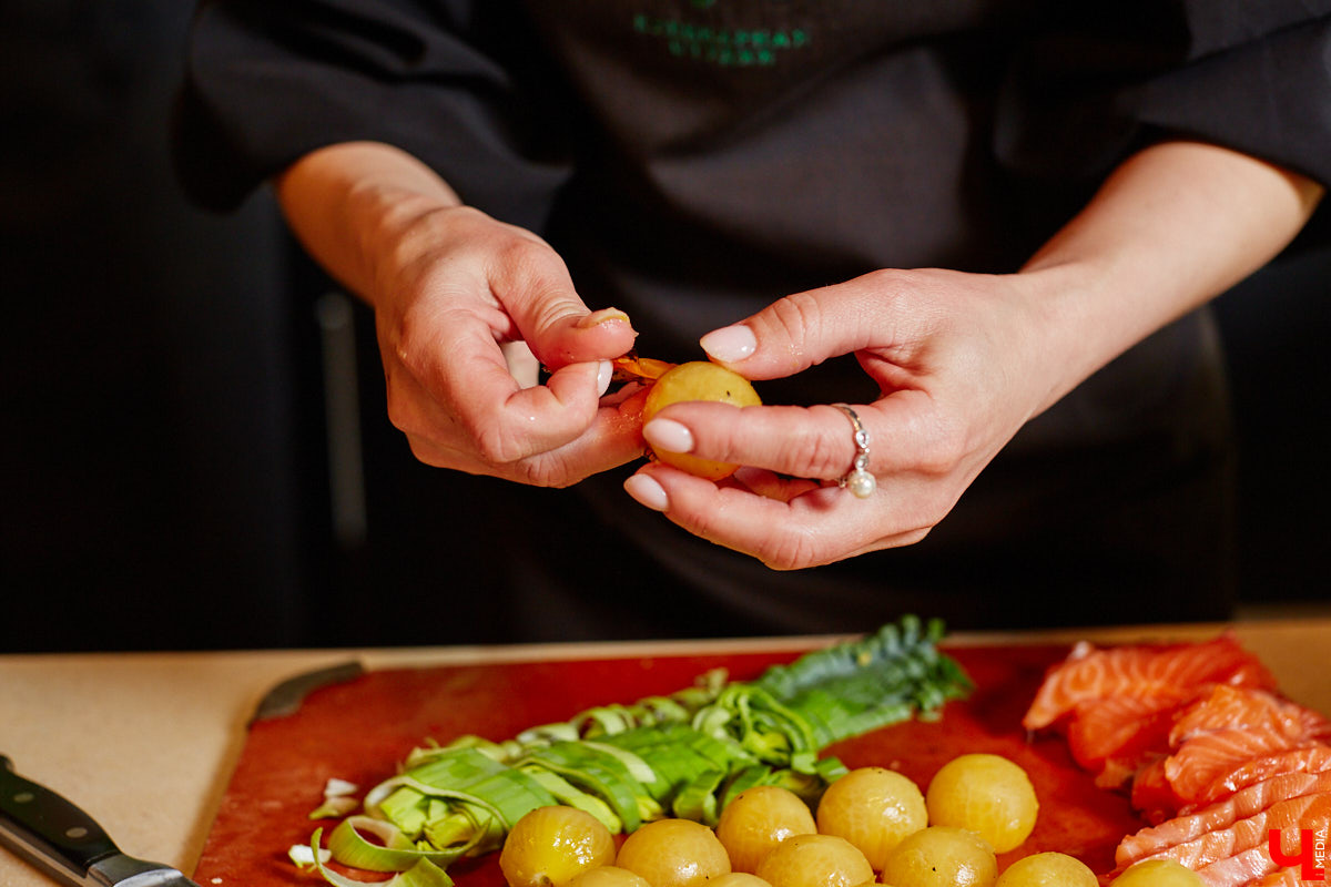 Создатель школы традиционного этикета Екатерина Богданова отвергла кулинарные традиции в поисках быстрого в приготовлении, полезного и красивого блюда. На помощь ей пришел обновленный рецепт лазаньи, которая получилась вкусной не только на вид!