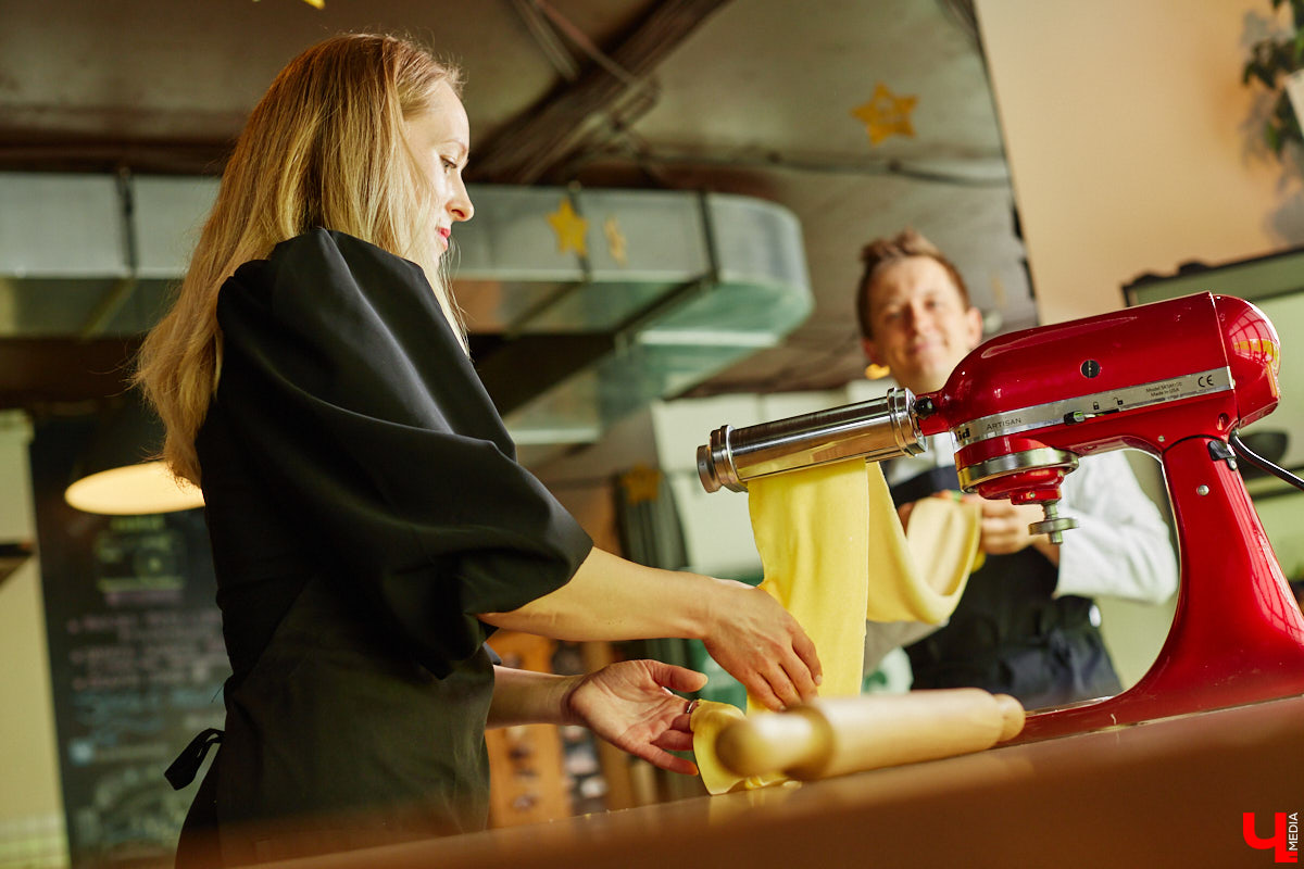 Создатель школы традиционного этикета Екатерина Богданова отвергла кулинарные традиции в поисках быстрого в приготовлении, полезного и красивого блюда. На помощь ей пришел обновленный рецепт лазаньи, которая получилась вкусной не только на вид!