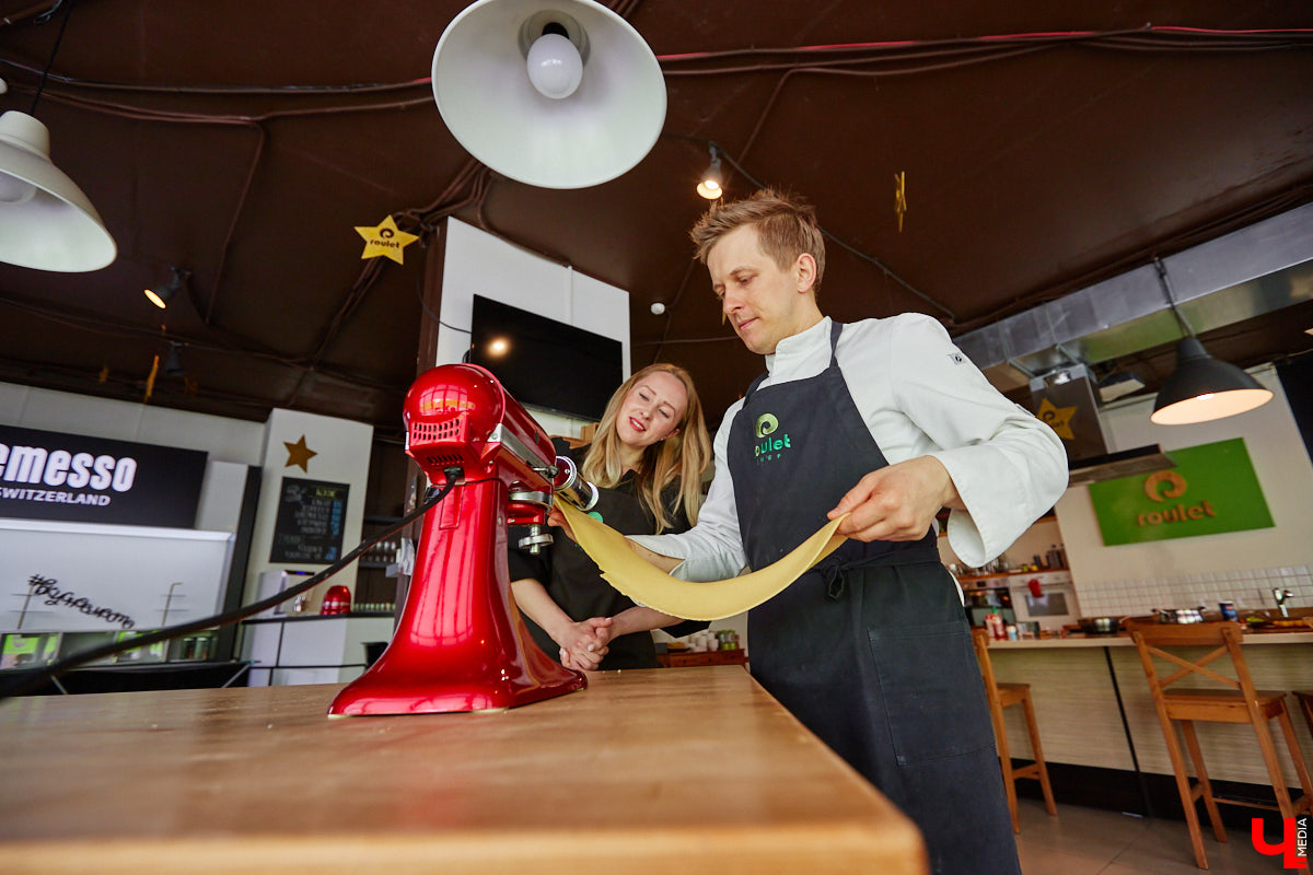 Создатель школы традиционного этикета Екатерина Богданова отвергла кулинарные традиции в поисках быстрого в приготовлении, полезного и красивого блюда. На помощь ей пришел обновленный рецепт лазаньи, которая получилась вкусной не только на вид!