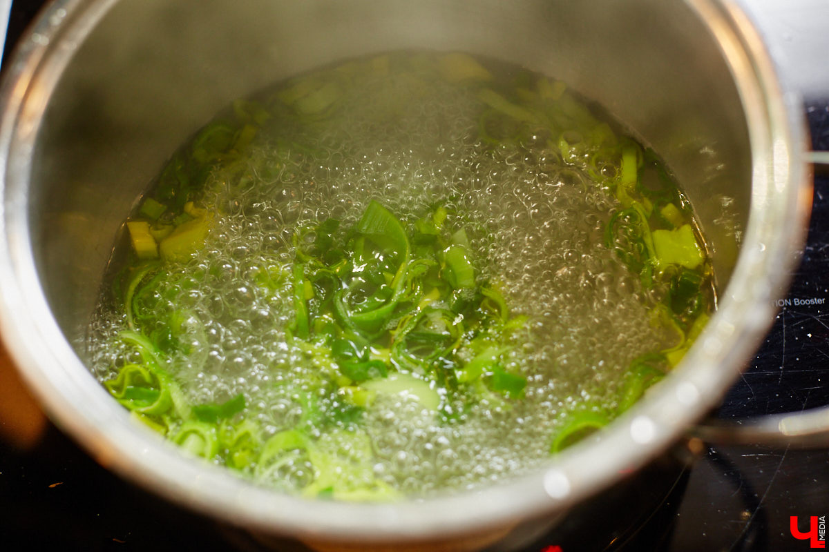 Создатель школы традиционного этикета Екатерина Богданова отвергла кулинарные традиции в поисках быстрого в приготовлении, полезного и красивого блюда. На помощь ей пришел обновленный рецепт лазаньи, которая получилась вкусной не только на вид!