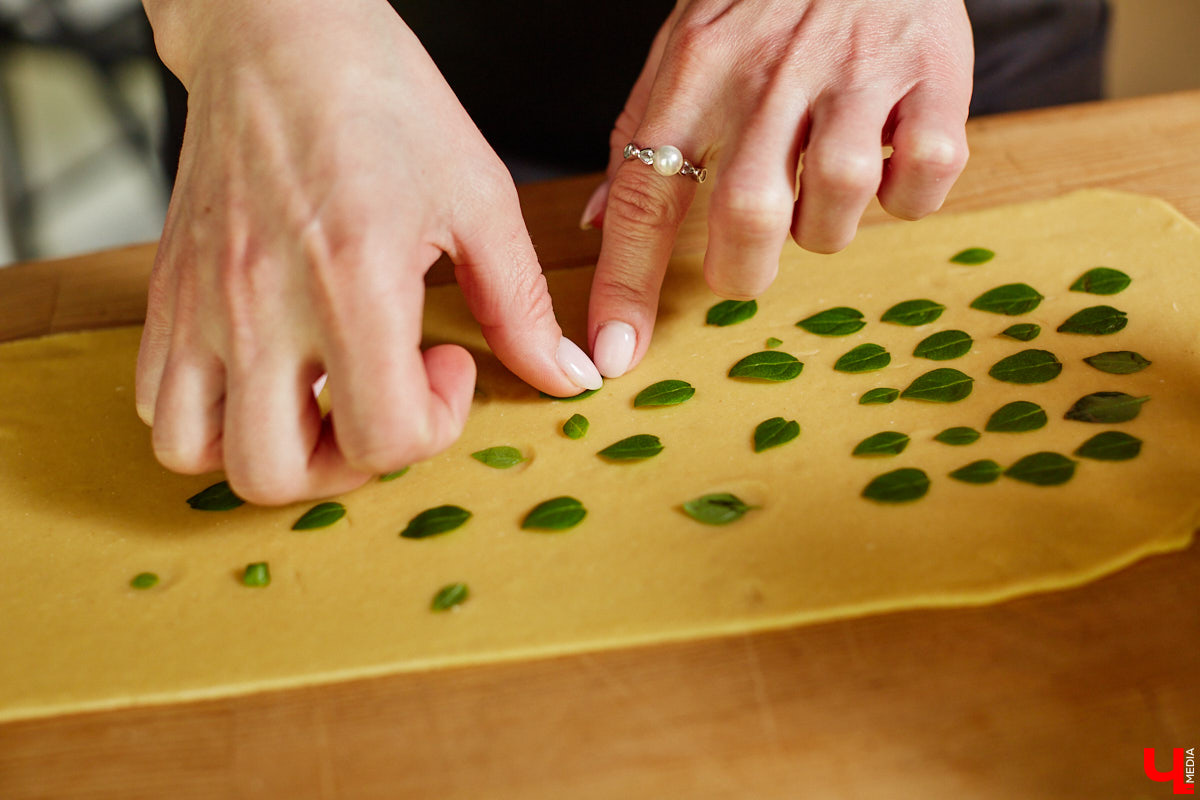 Создатель школы традиционного этикета Екатерина Богданова отвергла кулинарные традиции в поисках быстрого в приготовлении, полезного и красивого блюда. На помощь ей пришел обновленный рецепт лазаньи, которая получилась вкусной не только на вид!