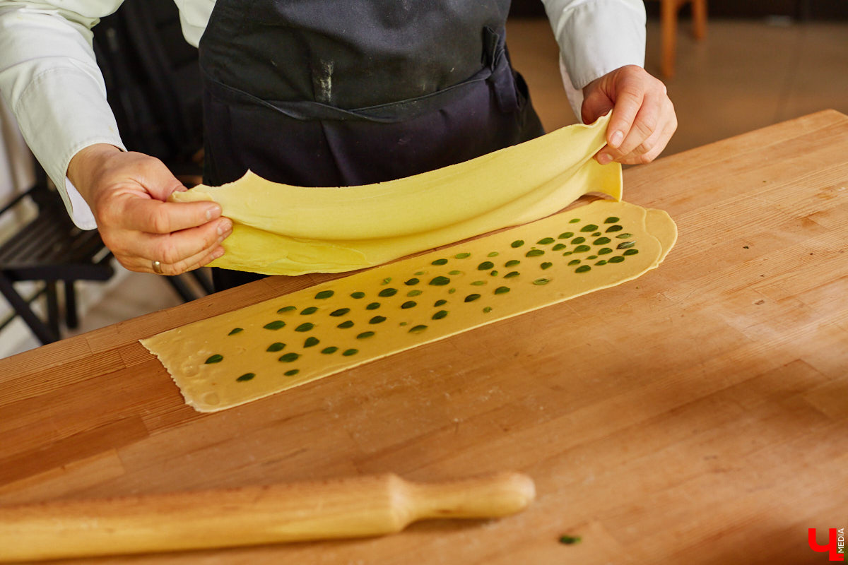 Создатель школы традиционного этикета Екатерина Богданова отвергла кулинарные традиции в поисках быстрого в приготовлении, полезного и красивого блюда. На помощь ей пришел обновленный рецепт лазаньи, которая получилась вкусной не только на вид!