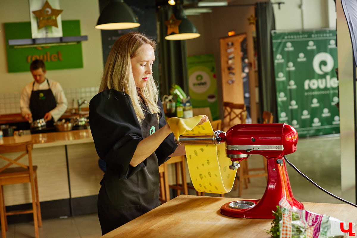 Создатель школы традиционного этикета Екатерина Богданова отвергла кулинарные традиции в поисках быстрого в приготовлении, полезного и красивого блюда. На помощь ей пришел обновленный рецепт лазаньи, которая получилась вкусной не только на вид!