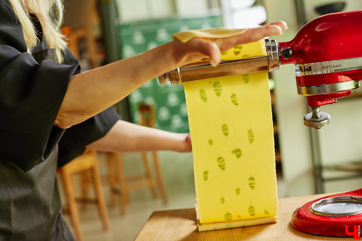 Создатель школы традиционного этикета Екатерина Богданова отвергла кулинарные традиции в поисках быстрого в приготовлении, полезного и красивого блюда. На помощь ей пришел обновленный рецепт лазаньи, которая получилась вкусной не только на вид!