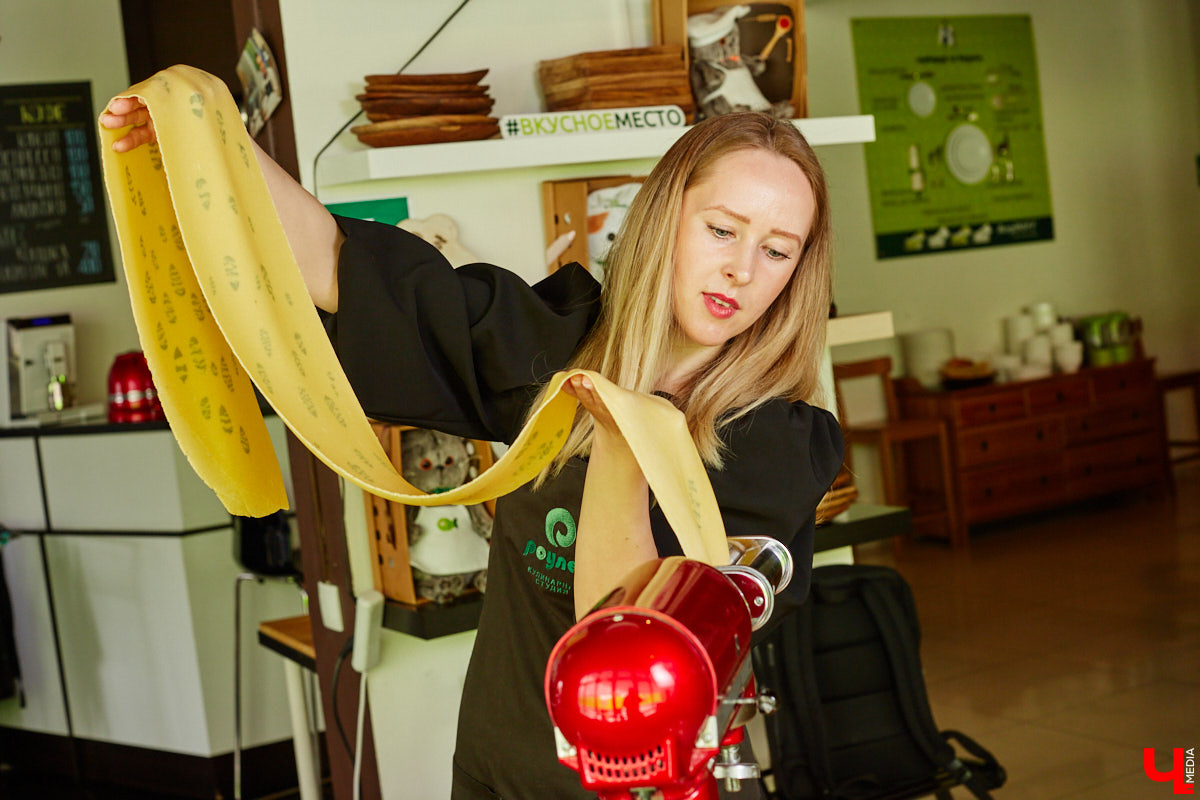 Создатель школы традиционного этикета Екатерина Богданова отвергла кулинарные традиции в поисках быстрого в приготовлении, полезного и красивого блюда. На помощь ей пришел обновленный рецепт лазаньи, которая получилась вкусной не только на вид!