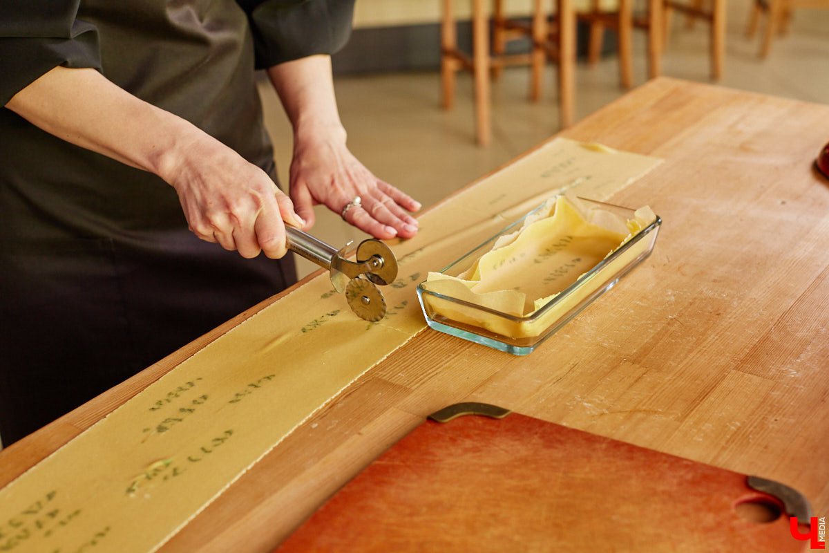 Создатель школы традиционного этикета Екатерина Богданова отвергла кулинарные традиции в поисках быстрого в приготовлении, полезного и красивого блюда. На помощь ей пришел обновленный рецепт лазаньи, которая получилась вкусной не только на вид!