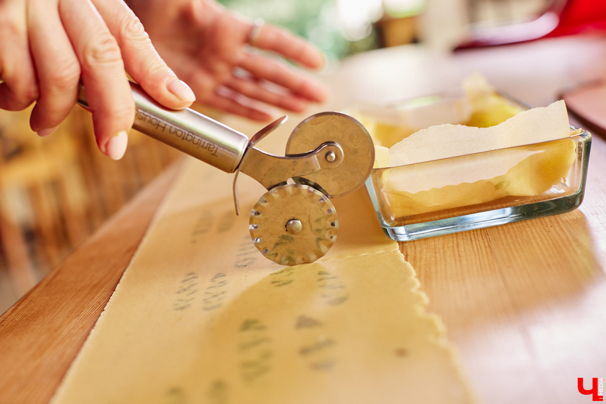 Создатель школы традиционного этикета Екатерина Богданова отвергла кулинарные традиции в поисках быстрого в приготовлении, полезного и красивого блюда. На помощь ей пришел обновленный рецепт лазаньи, которая получилась вкусной не только на вид!