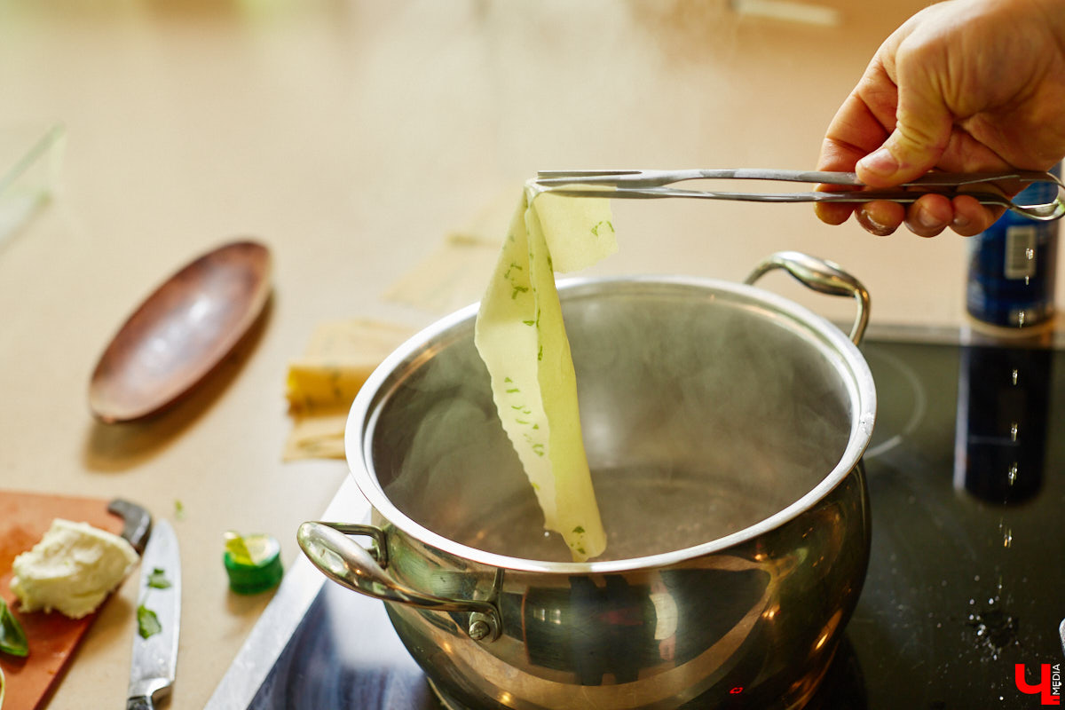 Создатель школы традиционного этикета Екатерина Богданова отвергла кулинарные традиции в поисках быстрого в приготовлении, полезного и красивого блюда. На помощь ей пришел обновленный рецепт лазаньи, которая получилась вкусной не только на вид!